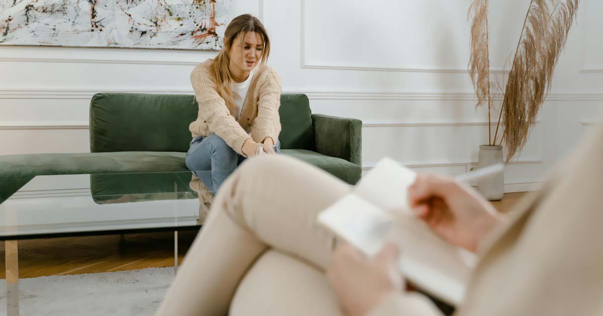 Bilden illustrera ett första terapisamtal. Pexels mart-production 7699427